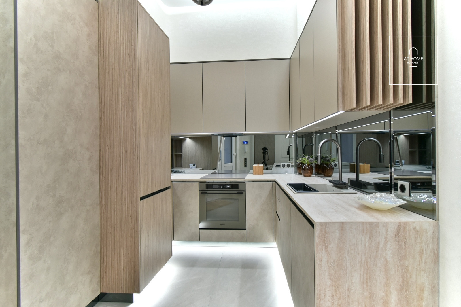 Renovated 103 sqm apartment with 3 bedrooms in District VI