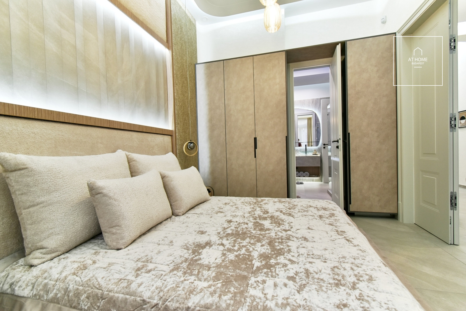 Renovated 103 sqm apartment with 3 bedrooms in District VI