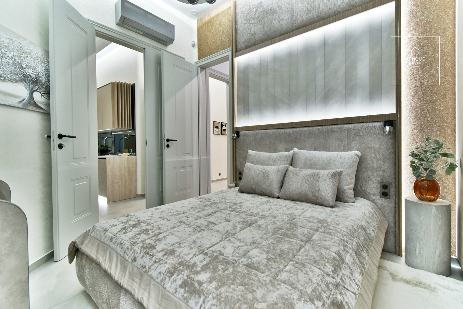 Renovated 103 sqm apartment with 3 bedrooms in District VI