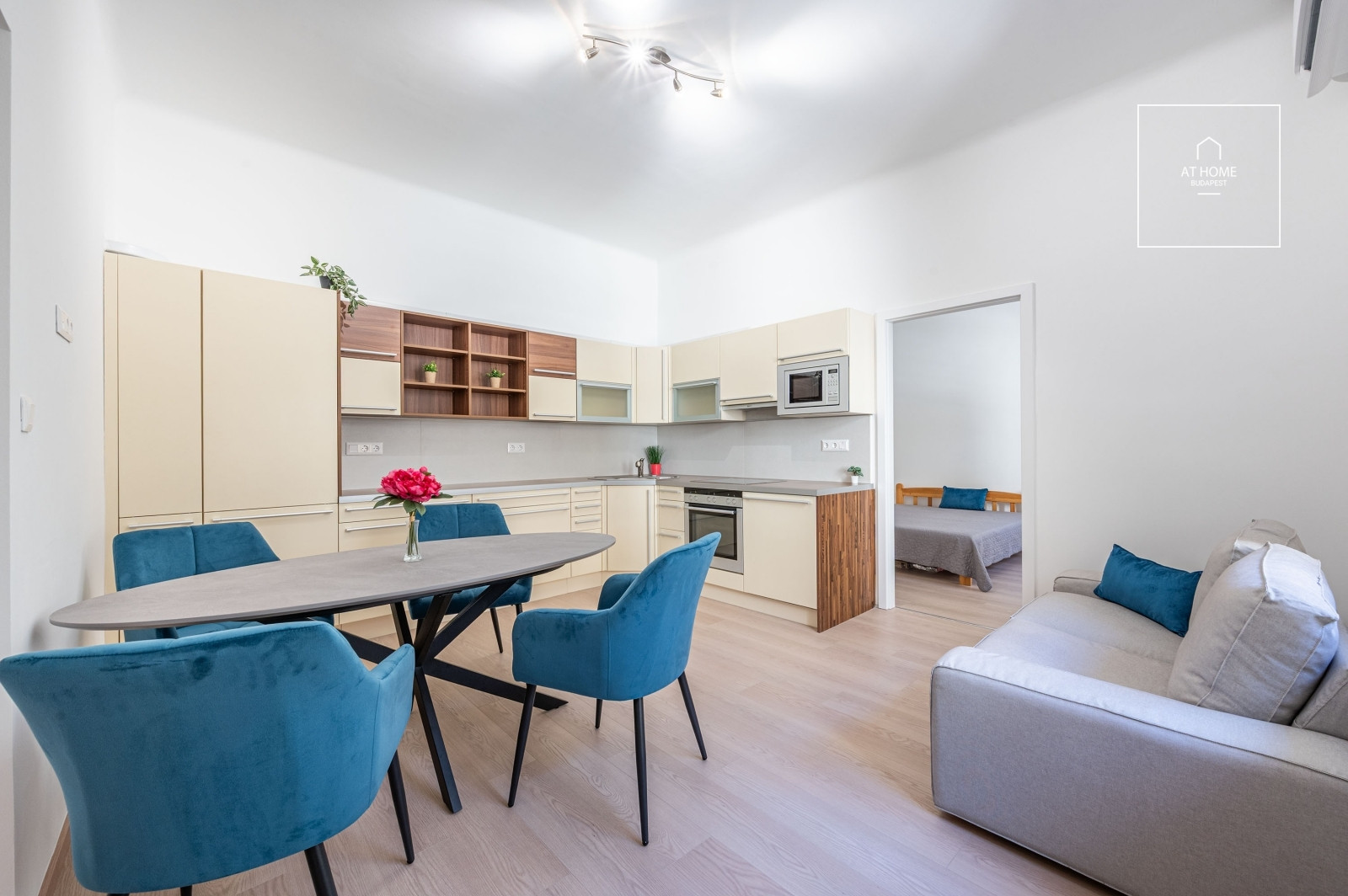 Fully renovated 56 qm apartment with 2 bedrooms in the 6th district