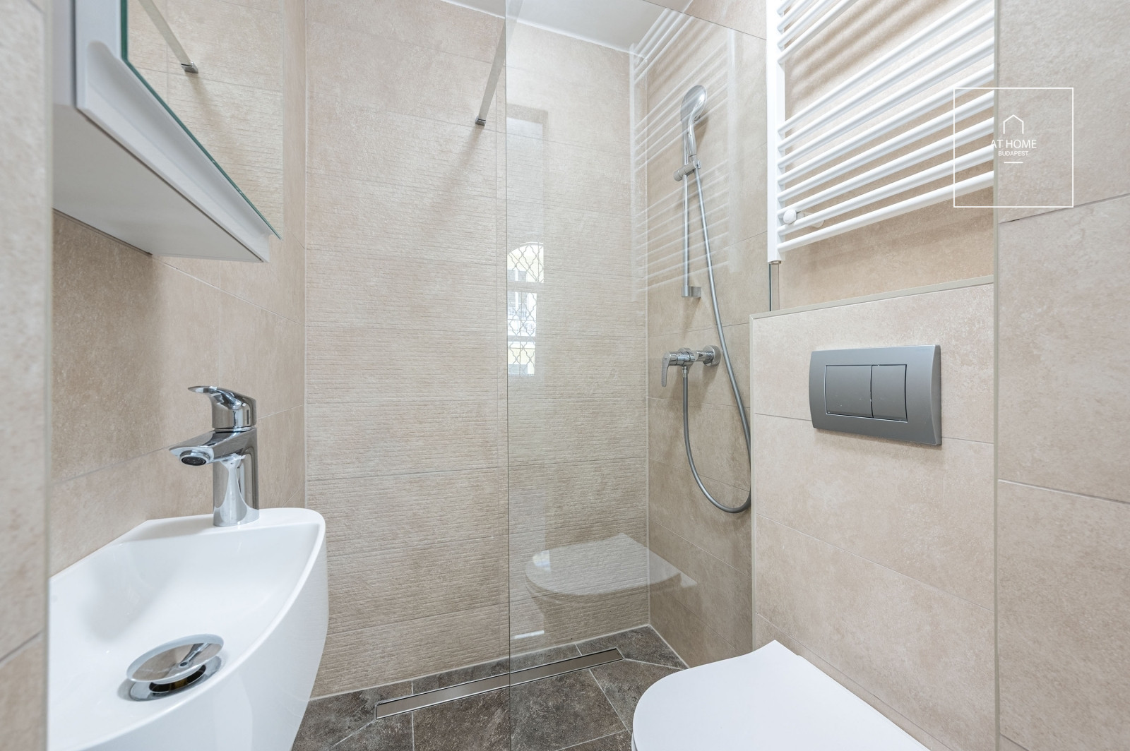 Fully renovated 56 qm apartment with 2 bedrooms in the 6th district