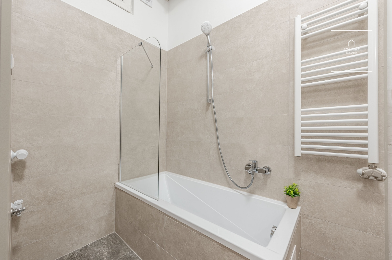 Fully renovated 56 qm apartment with 2 bedrooms in the 6th district