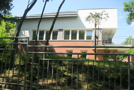 Kétszintes 200nm-es családi ház zöld környezetben a XII. kerületben