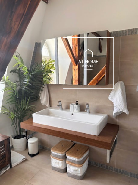 Exclusive three-bedroom apartment with stunning panoramic views on Rózsadomb