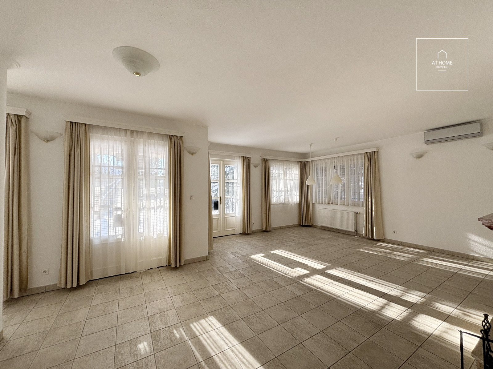 Különleges villa stílusú 260m-es ikerház a XII. kerületben, Istenhegyen