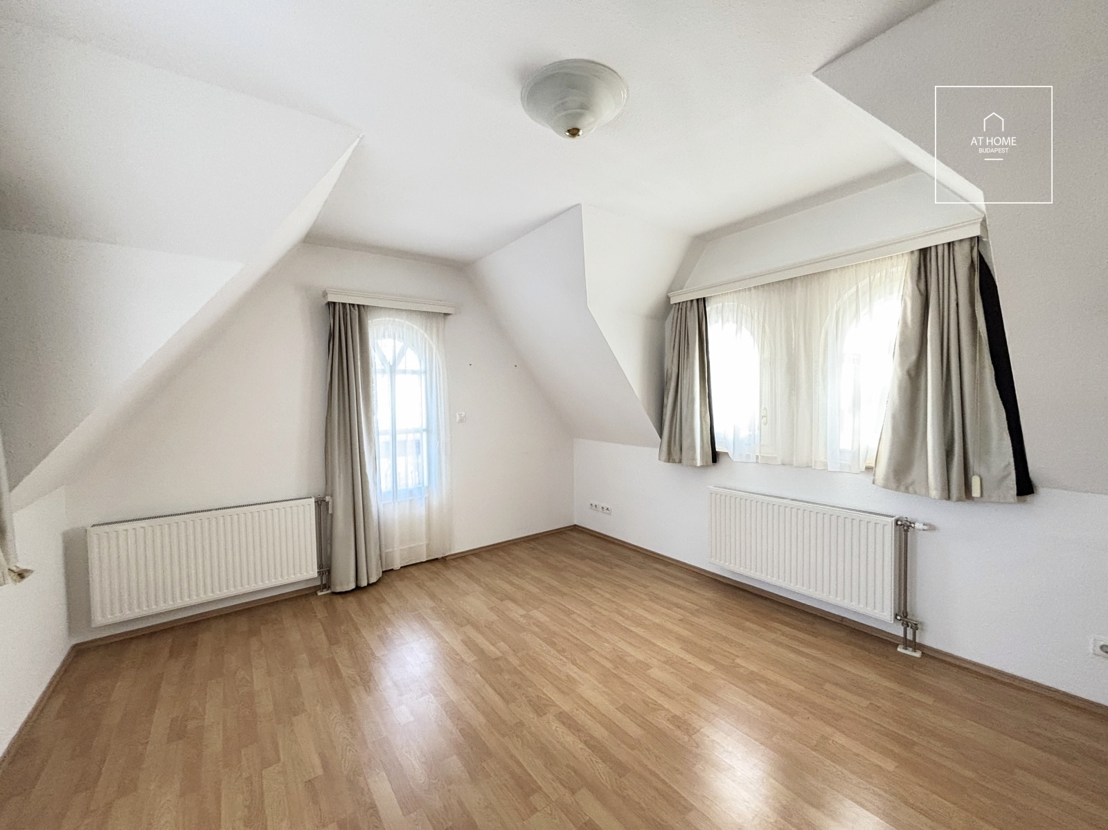 A distinctive 260 m² villa-style semi-detached house in Budapest’s District XII, Istenhegy