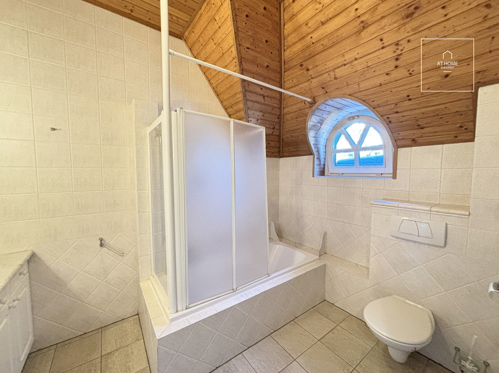 Különleges villa stílusú 260m-es ikerház a XII. kerületben, Istenhegyen