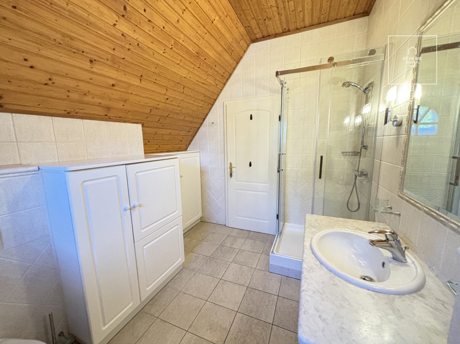 Különleges villa stílusú 260m-es ikerház a XII. kerületben, Istenhegyen