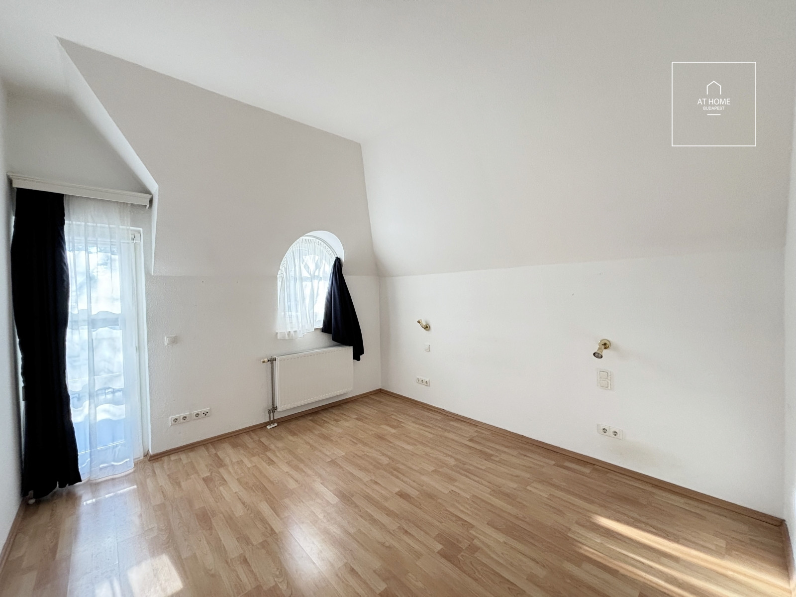 Különleges villa stílusú 260m-es ikerház a XII. kerületben, Istenhegyen