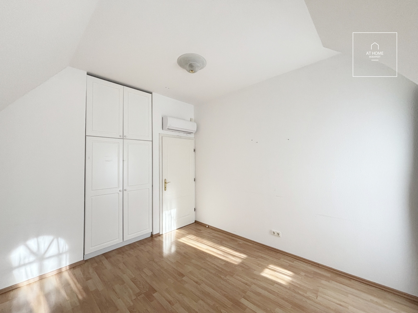 Különleges villa stílusú 260m-es ikerház a XII. kerületben, Istenhegyen