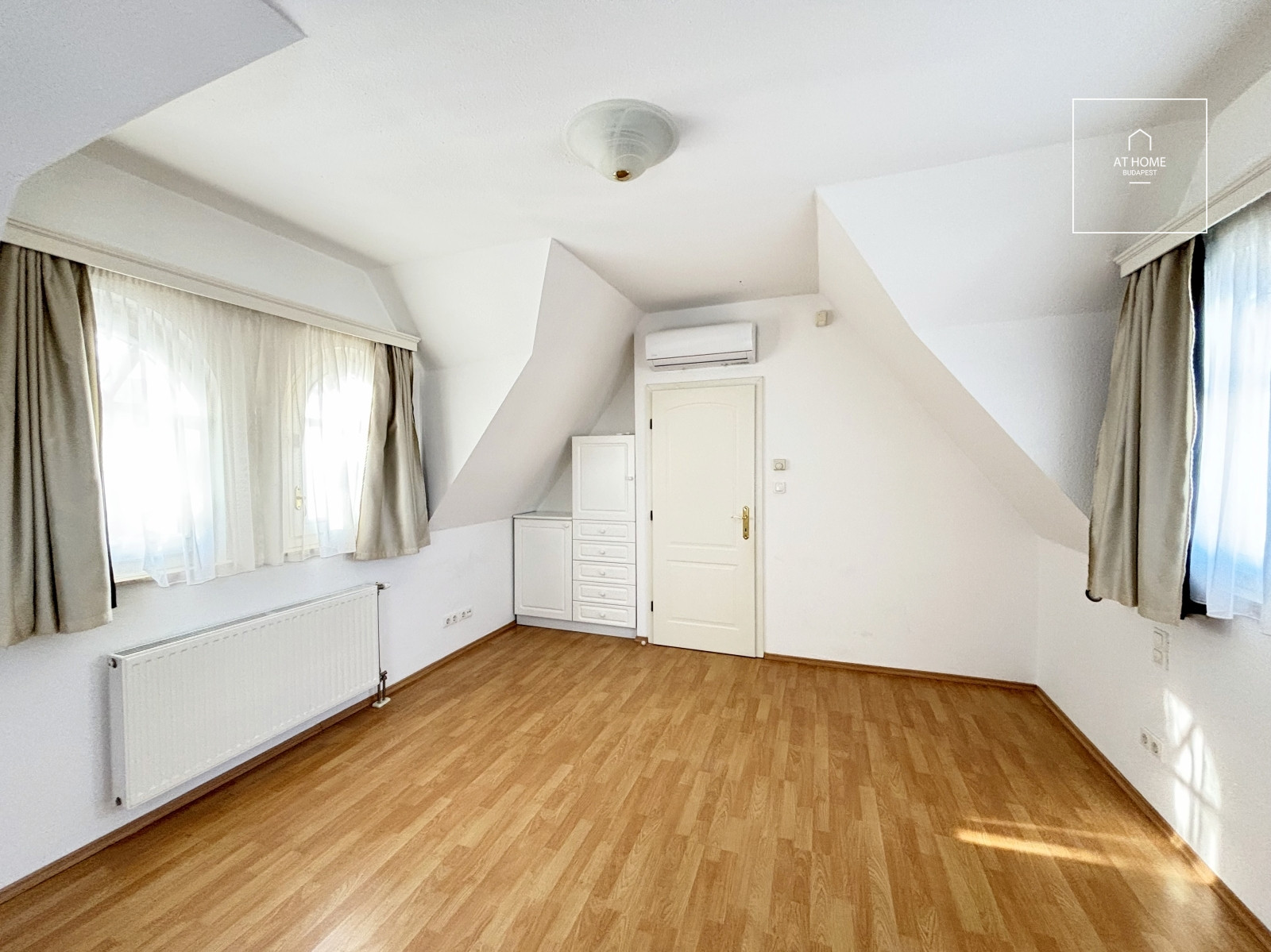 Különleges villa stílusú 260m-es ikerház a XII. kerületben, Istenhegyen