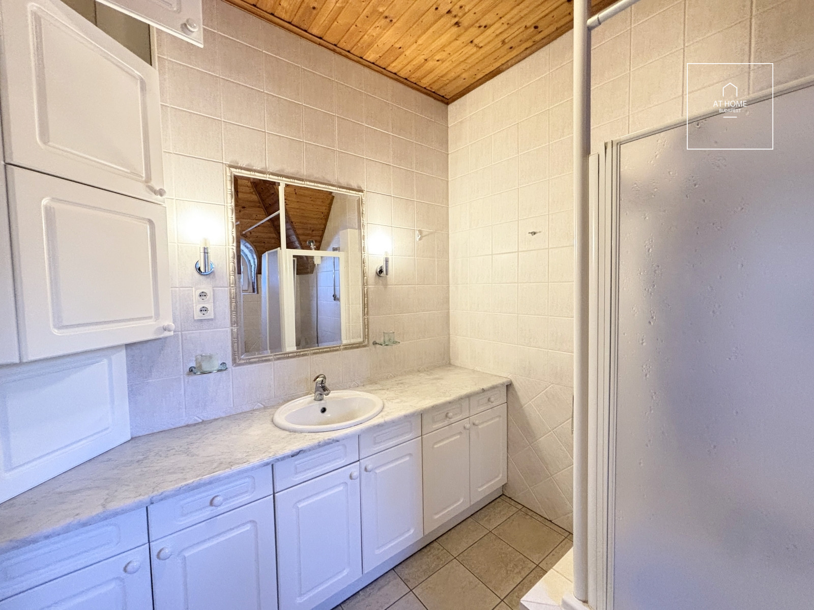 A distinctive 260 m² villa-style semi-detached house in Budapest’s District XII, Istenhegy