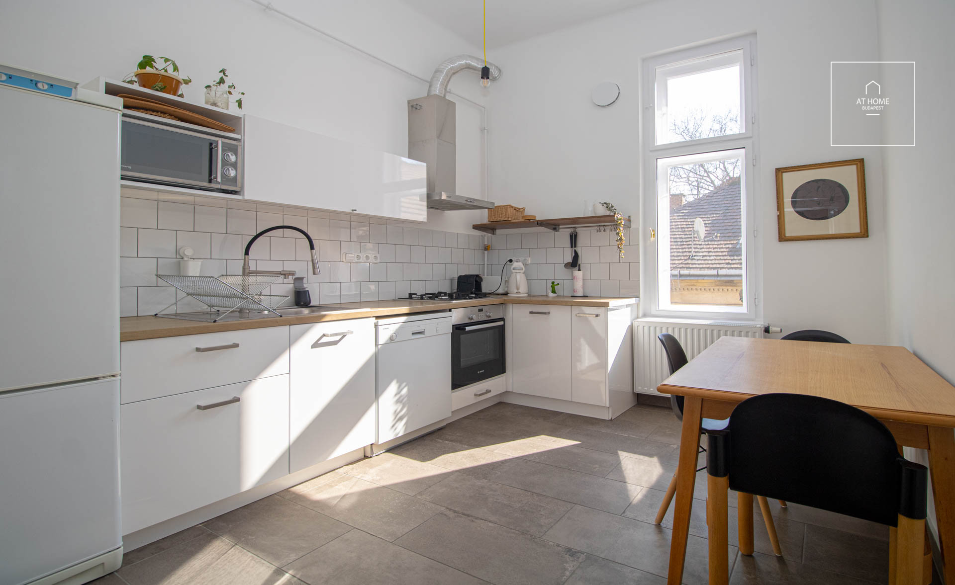 Modern 3-bedroom apartment in a classic-style building in District VII