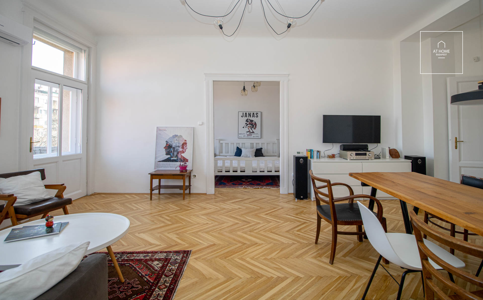 Modern 3-bedroom apartment in a classic-style building in District VII