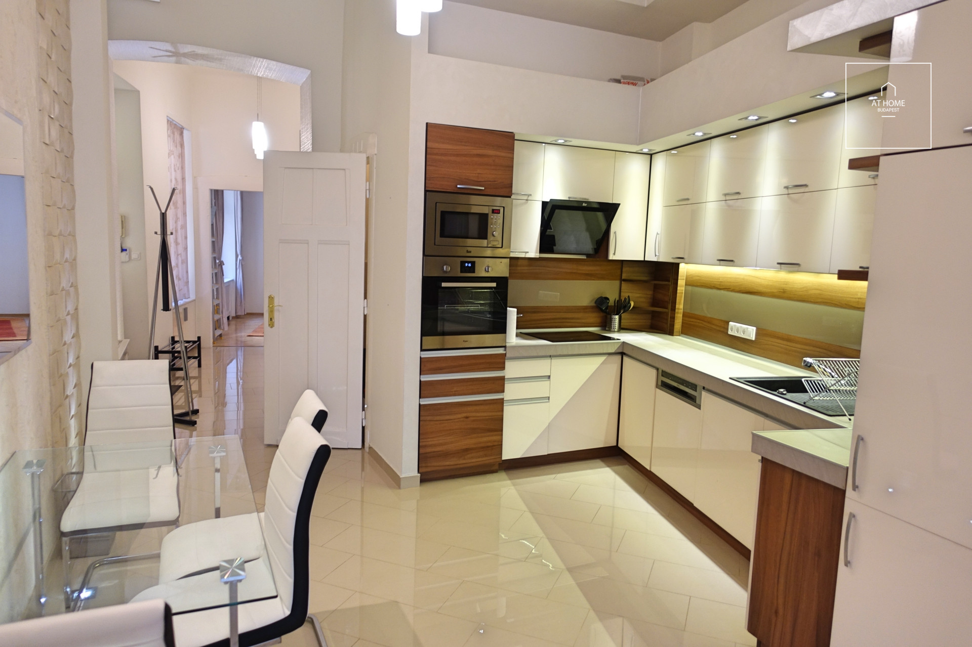 Exclusive two-bedroom downtown apartment near the Parliament