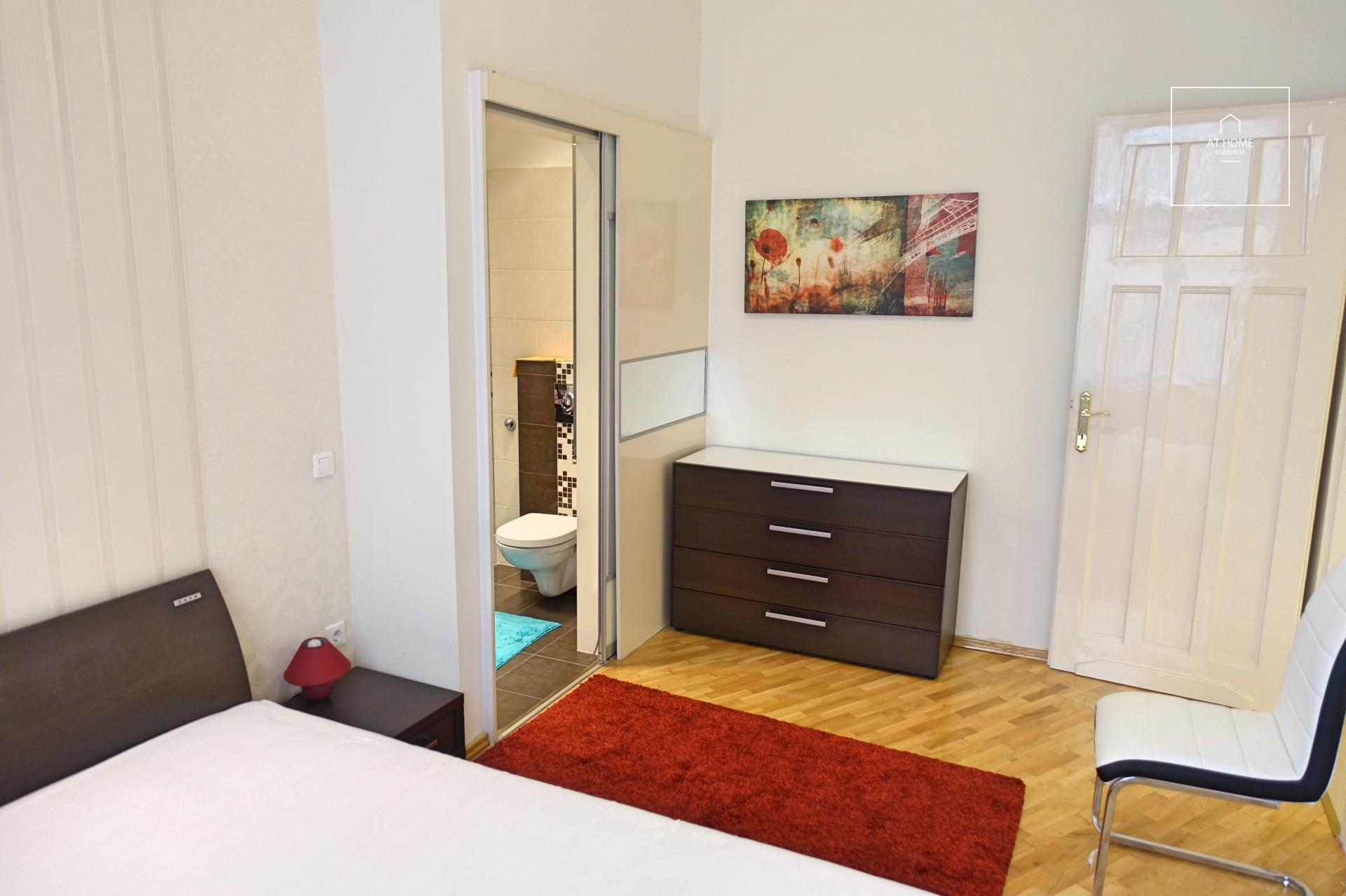 Exclusive two-bedroom downtown apartment near the Parliament