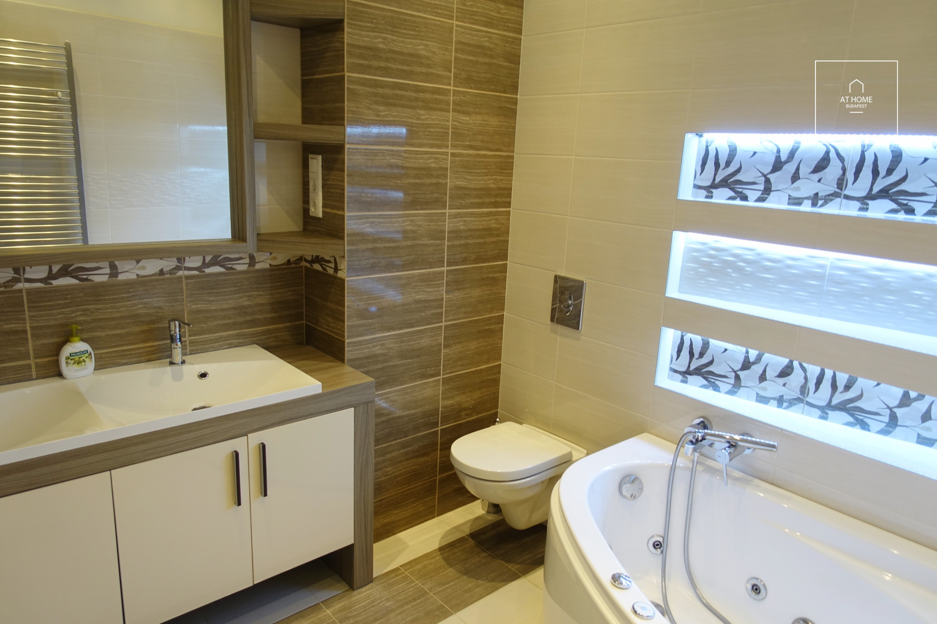 Exclusive two-bedroom downtown apartment near the Parliament