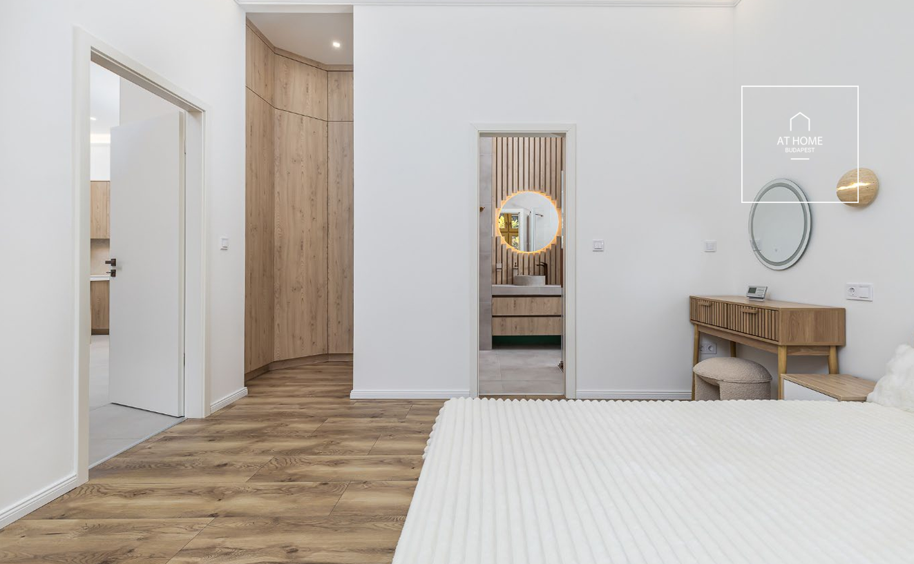 Fully renovated premium apartment with 3 bedrooms in District I