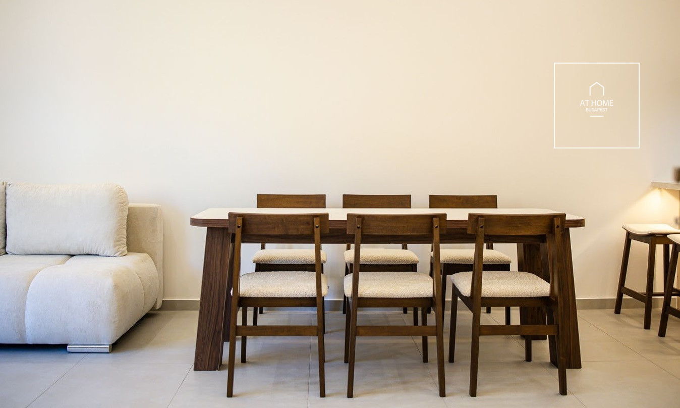 Fully renovated premium apartment with 3 bedrooms in District I