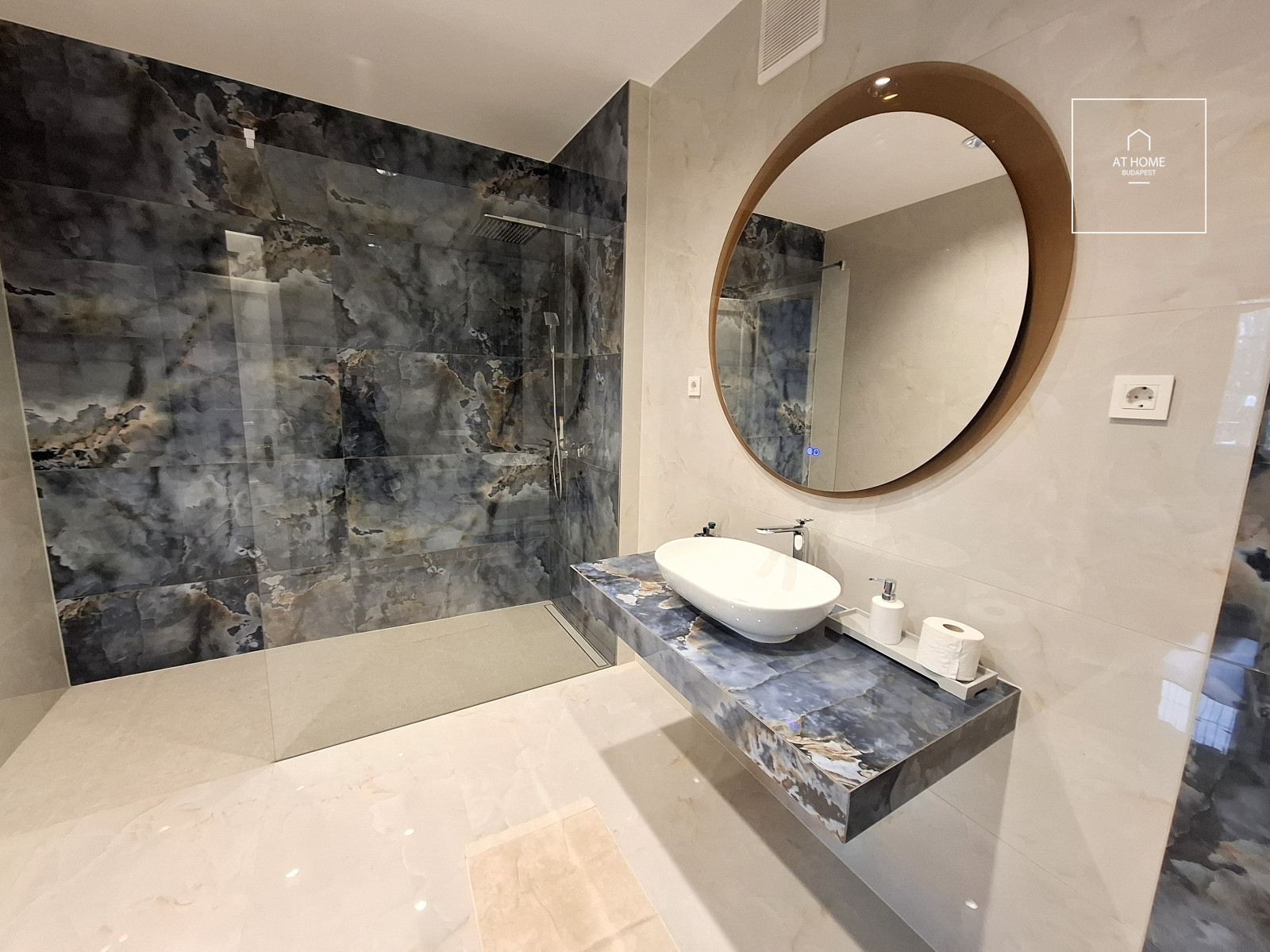 Exclusive 240 sqm apartment with terrace and 2 garage spaces on Gellért Hill