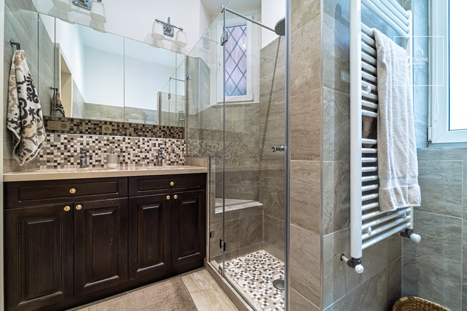 Renovated 2-bedroom spacious apartment with a balcony in the city center, District XIII