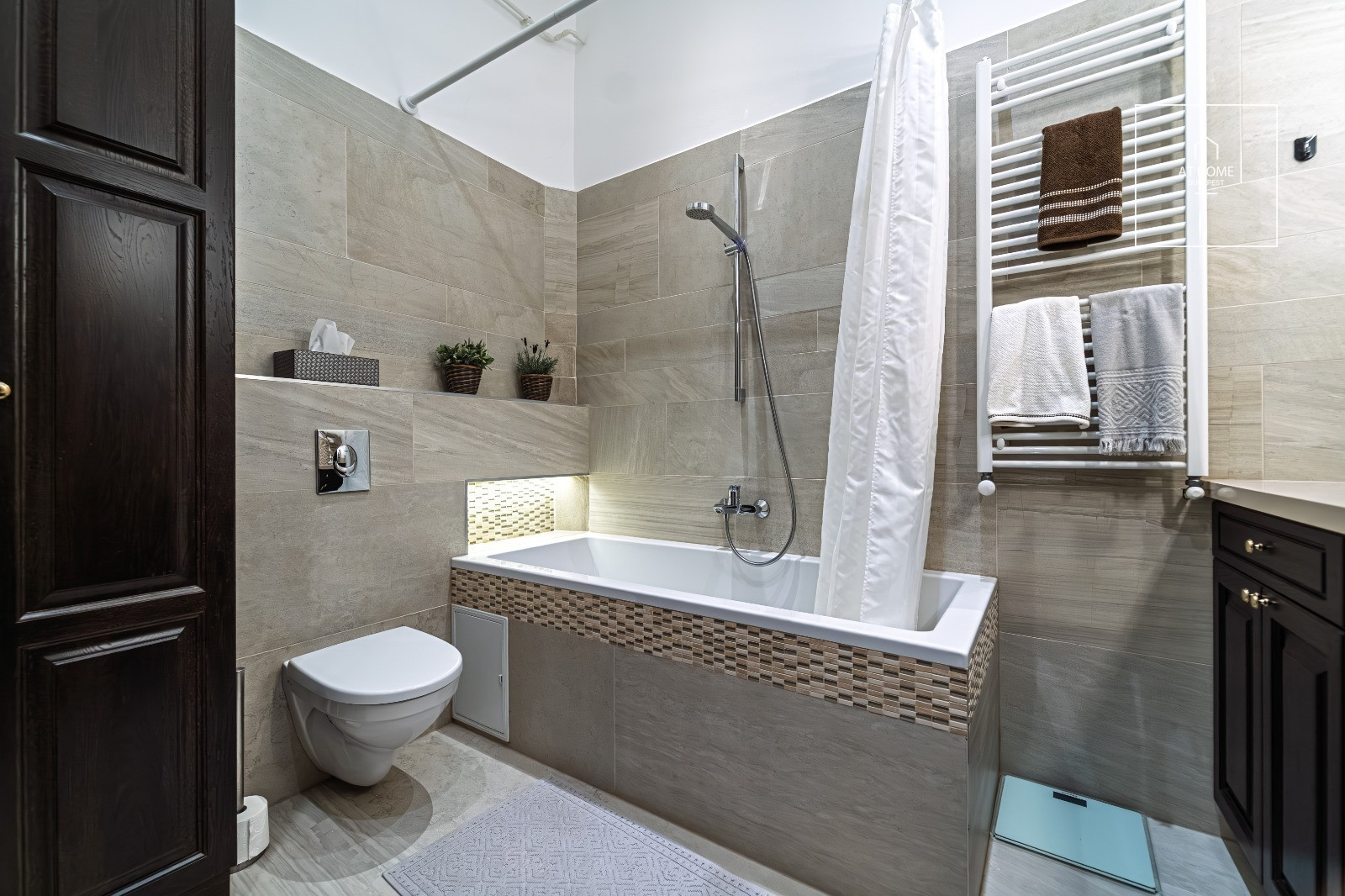 Renovated 2-bedroom spacious apartment with a balcony in the city center, District XIII