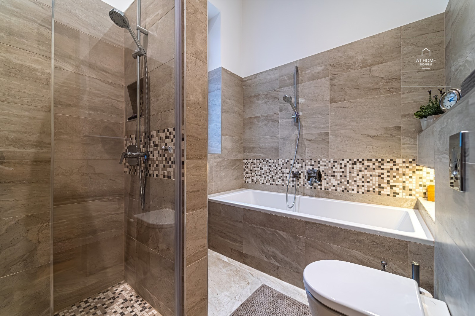 Renovated 3-bedroom spacious apartment with a balcony in the city center, District XIII