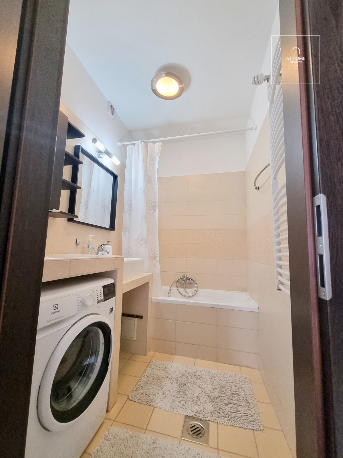 Renovated split-level apartment with 2 bedrooms in District II