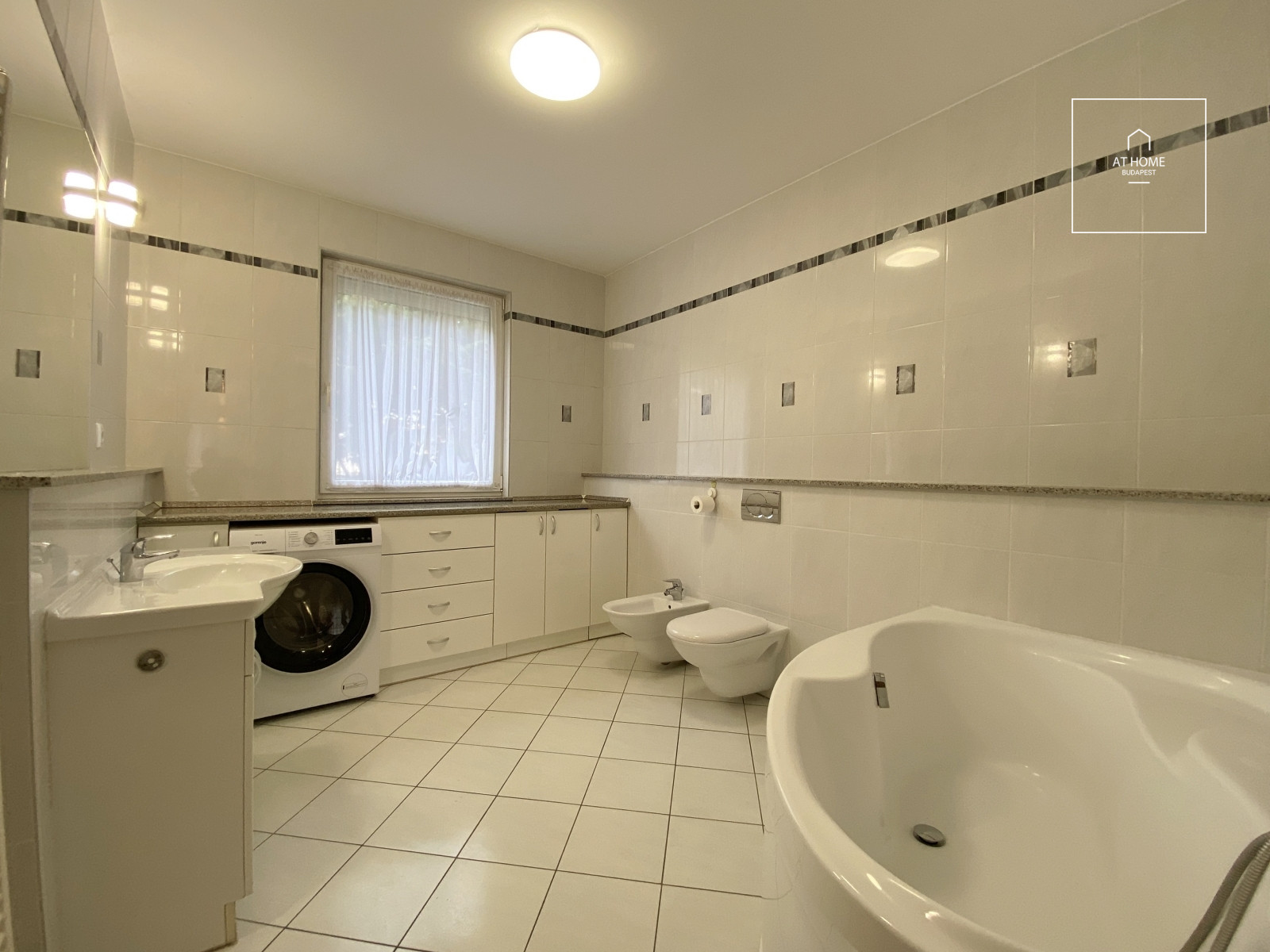 Panoramic 140 sqm apartment with two terraces and three bedrooms in Budapest’s 2nd district