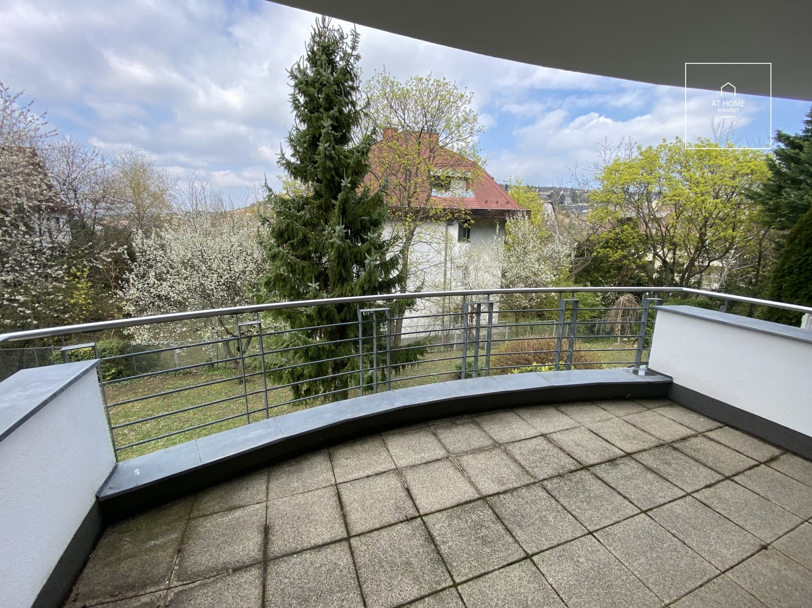 Panoramic 140 sqm apartment with two terraces and three bedrooms in Budapest’s 2nd district