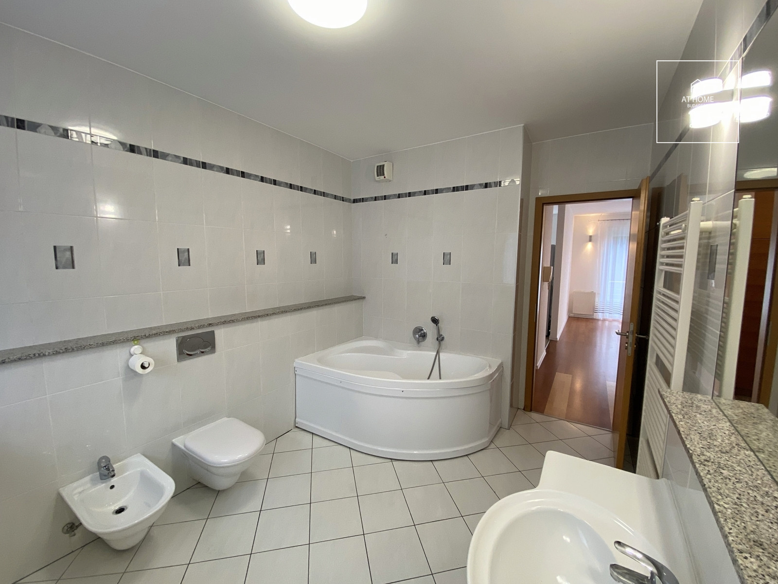 Panoramic 140 sqm apartment with two terraces and three bedrooms in Budapest’s 2nd district