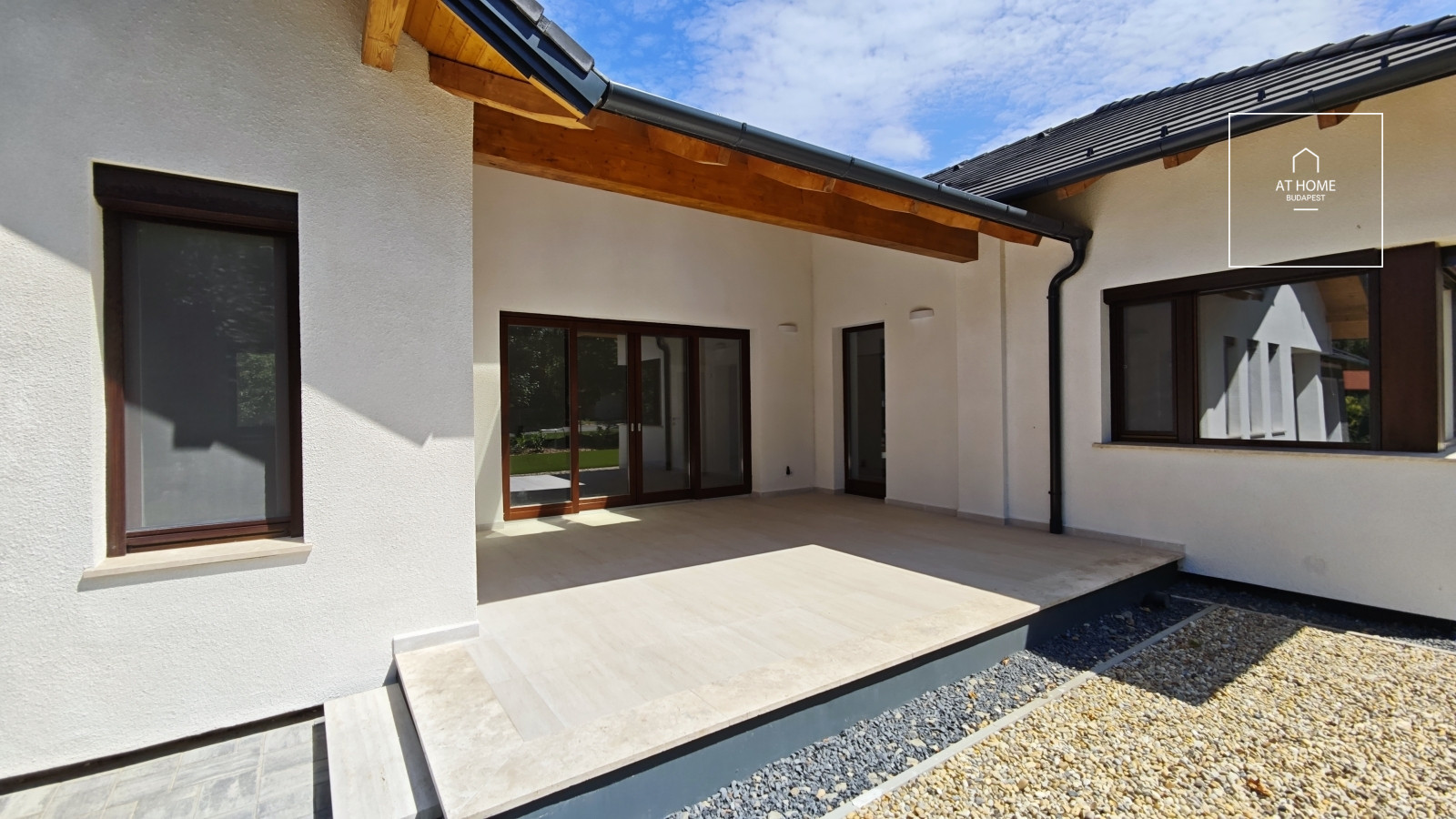 Newly built family house with 3 bedrooms and two garage spaces in Telki