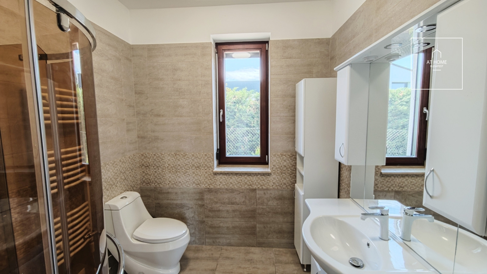 Newly built family house with 3 bedrooms and two garage spaces in Telki