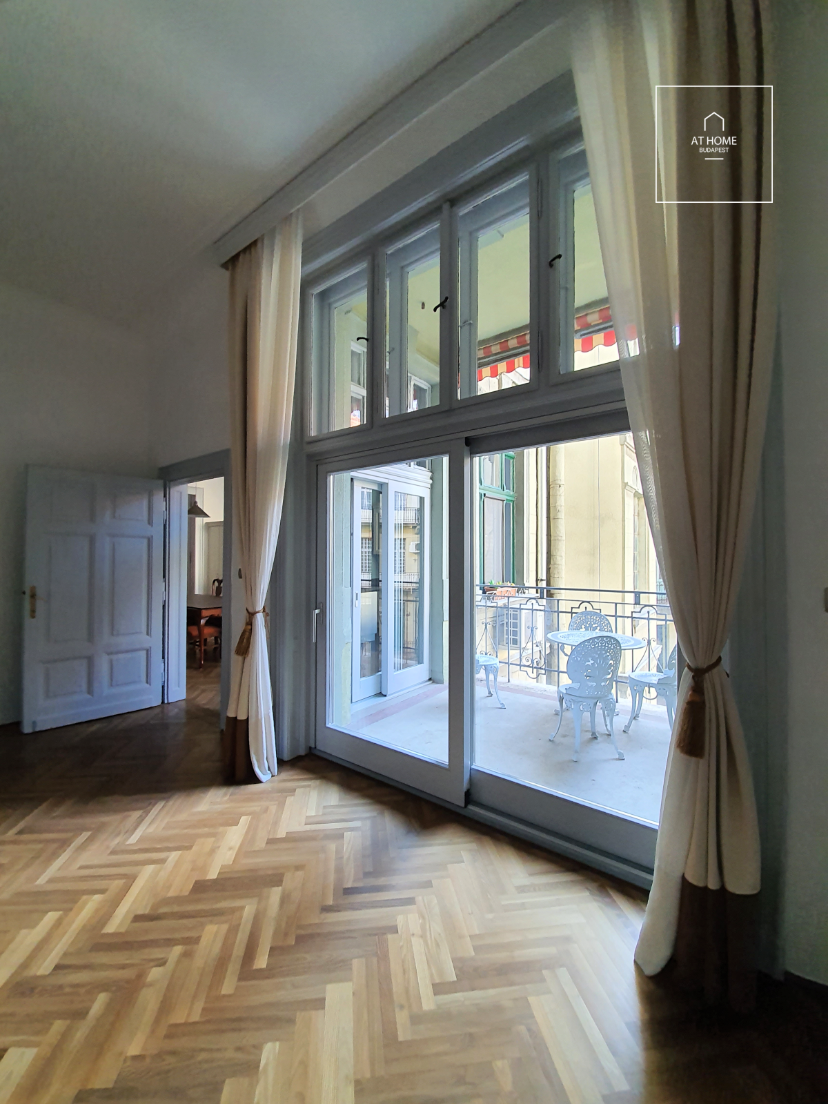Renovated 202 sqm, 4-bedroom apartment with a terrace near Szabadság Square
