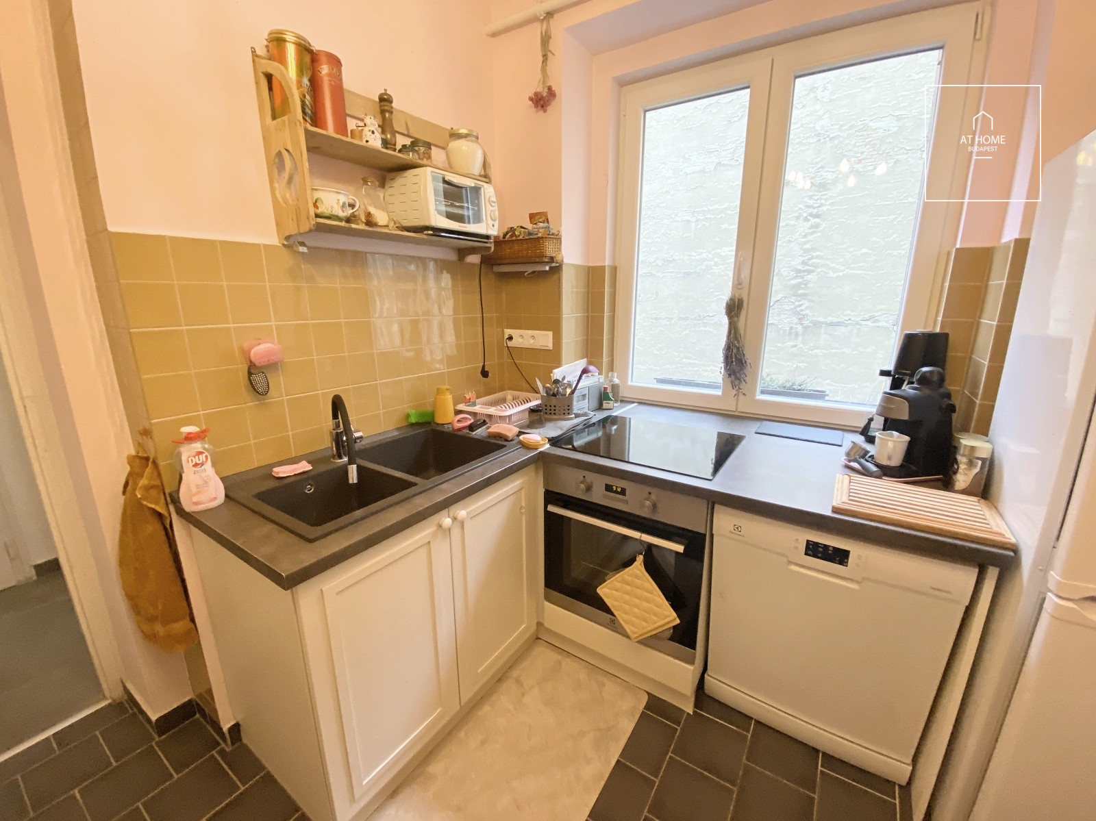 Two-bedroom apartment with excellent transport connections in District XII