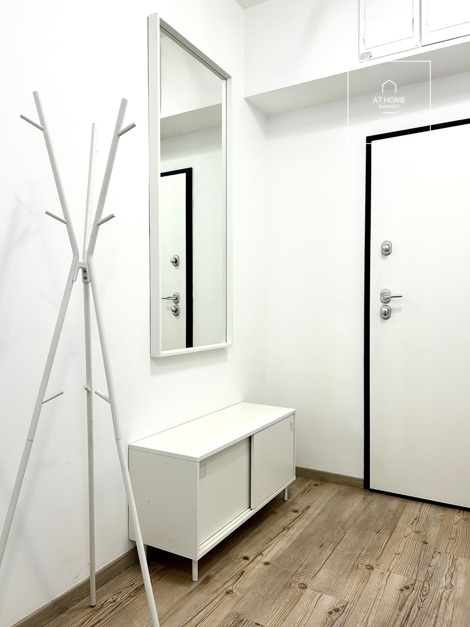 Panoramic 3-bedroom apartment with a balcony, built in 2021, at Budapart