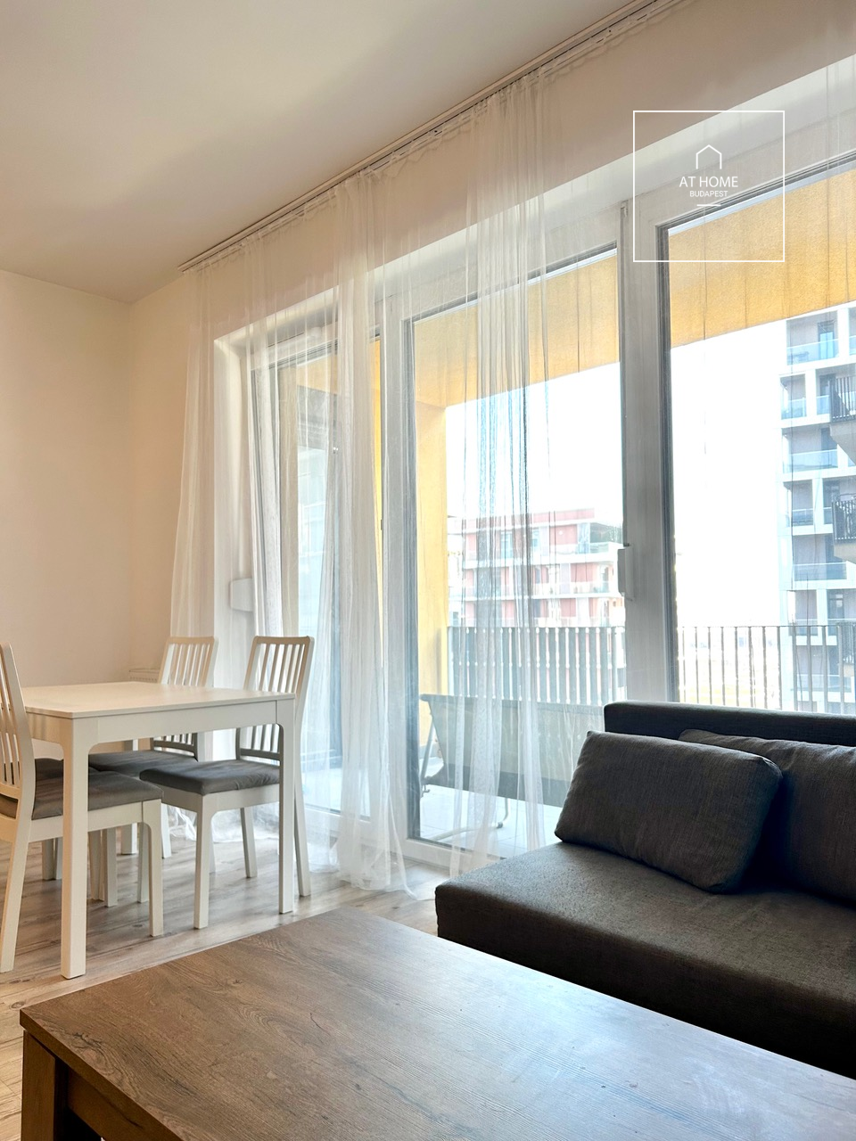 Panoramic 3-bedroom apartment with a balcony, built in 2021, at Budapart