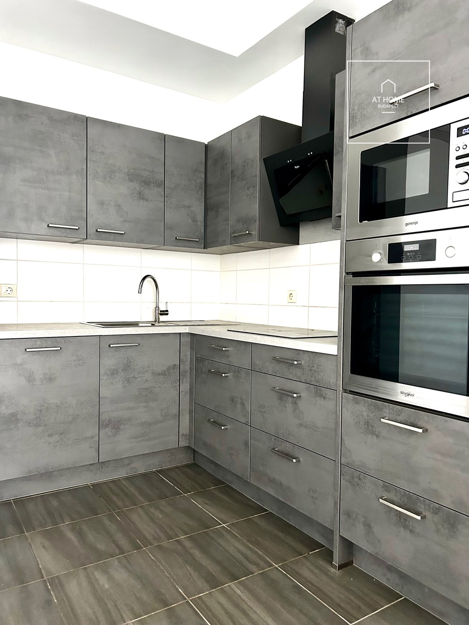 Panoramic 3-bedroom apartment with a balcony, built in 2021, at Budapart