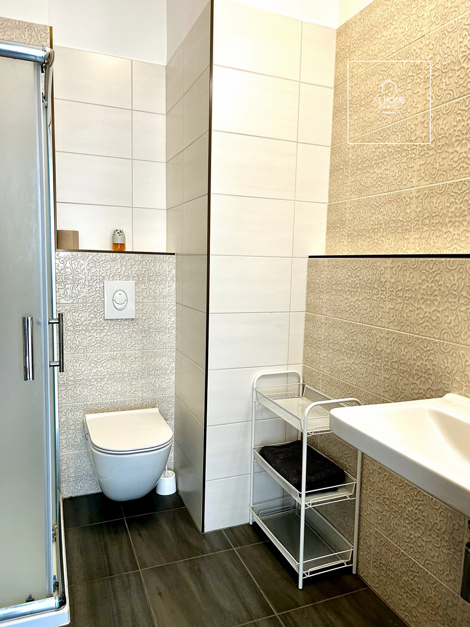 Panoramic 3-bedroom apartment with a balcony, built in 2021, at Budapart