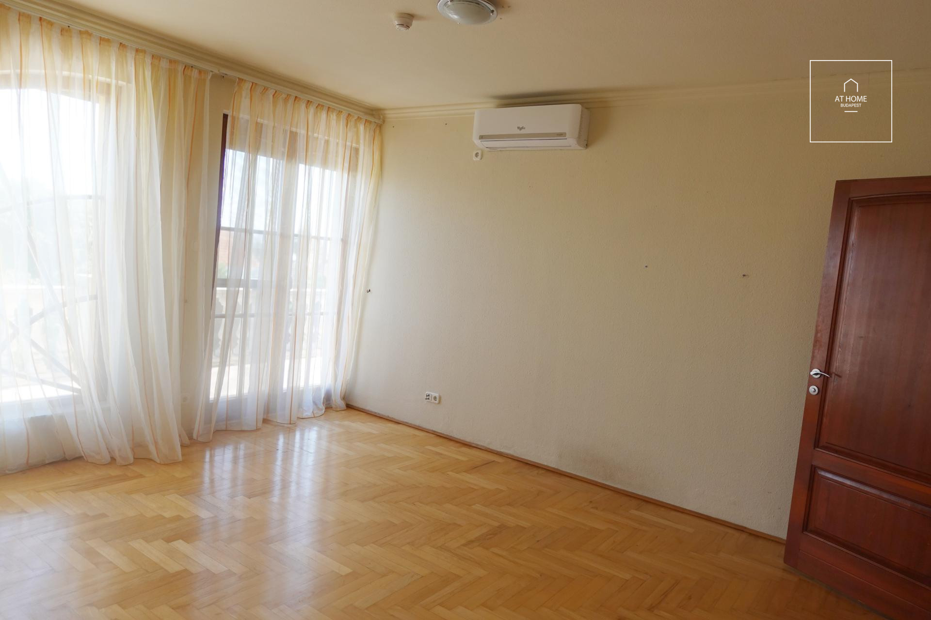 Sunny detached house  Budapest III. district, Táborhegy