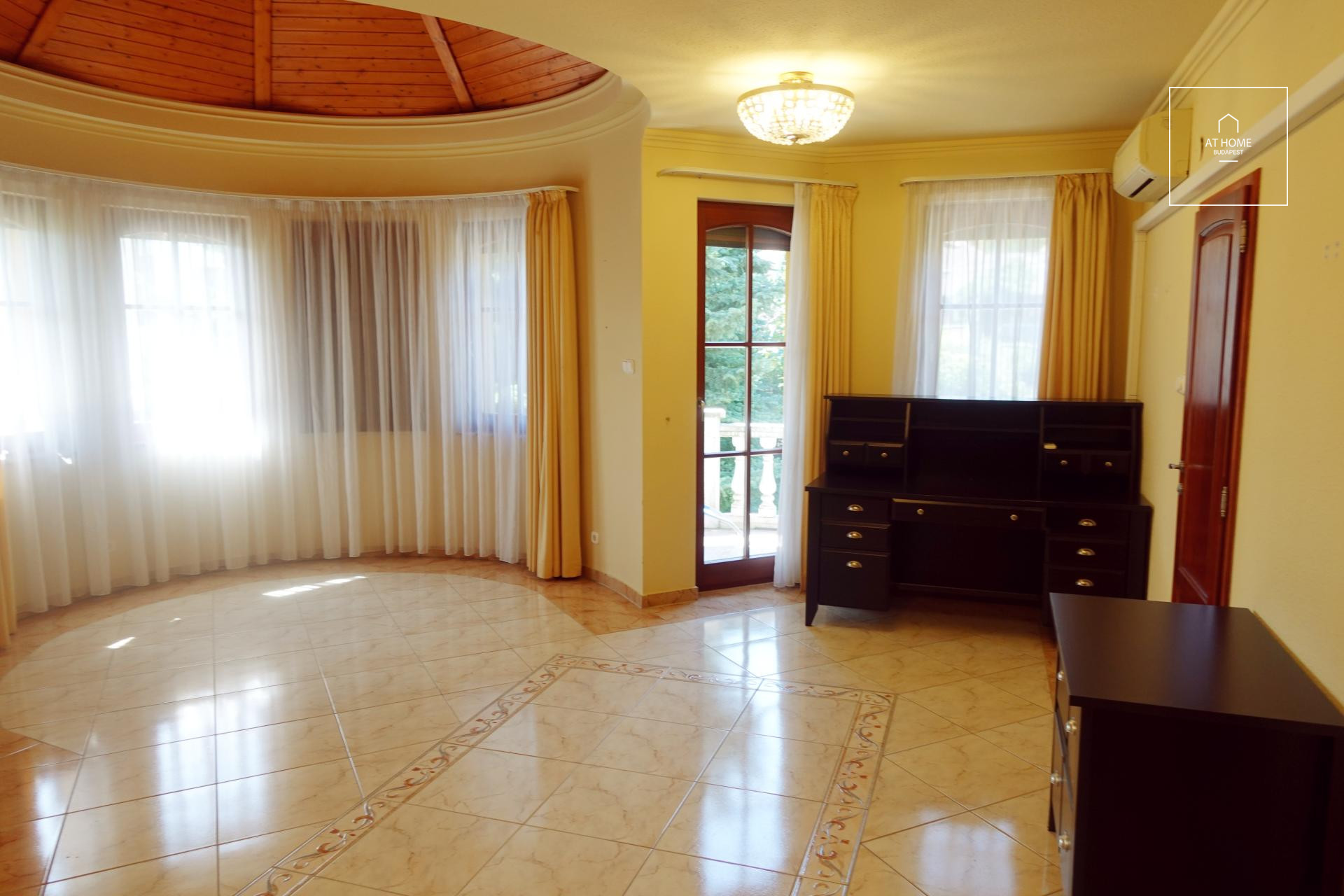 Sunny detached house  Budapest III. district, Táborhegy