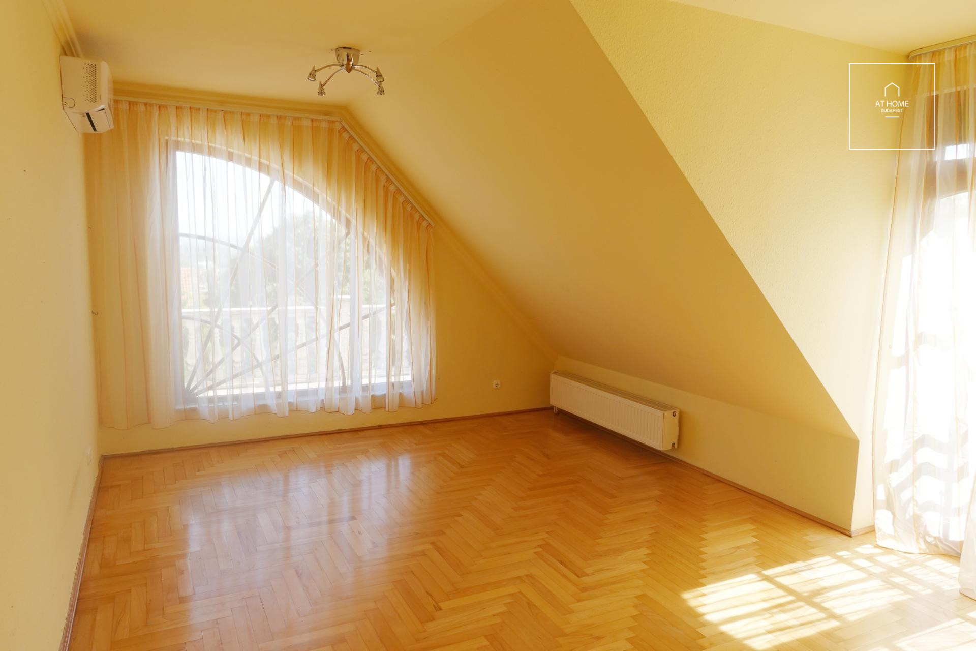 Sunny detached house  Budapest III. district, Táborhegy