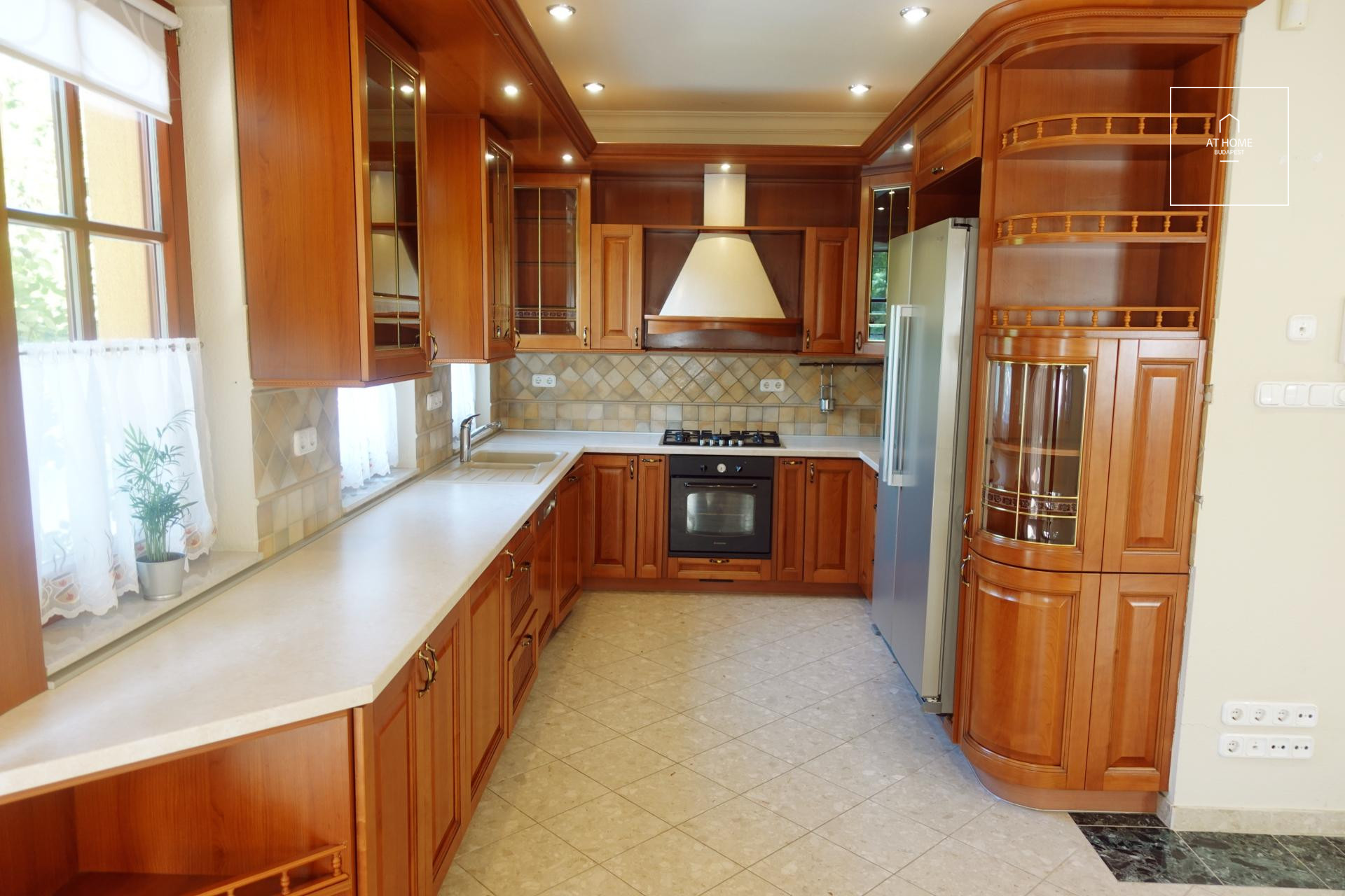 Sunny detached house  Budapest III. district, Táborhegy