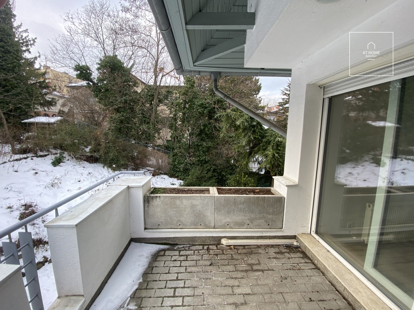 Refurbished 3 bedroom apartment close to MOM Park