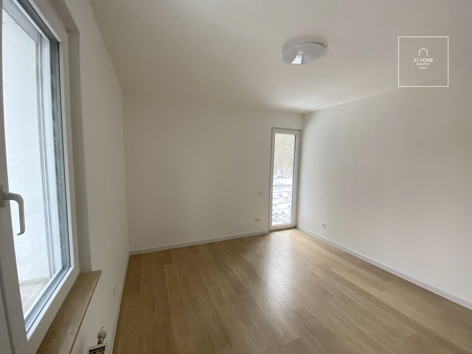 Refurbished 3 bedroom apartment close to MOM Park