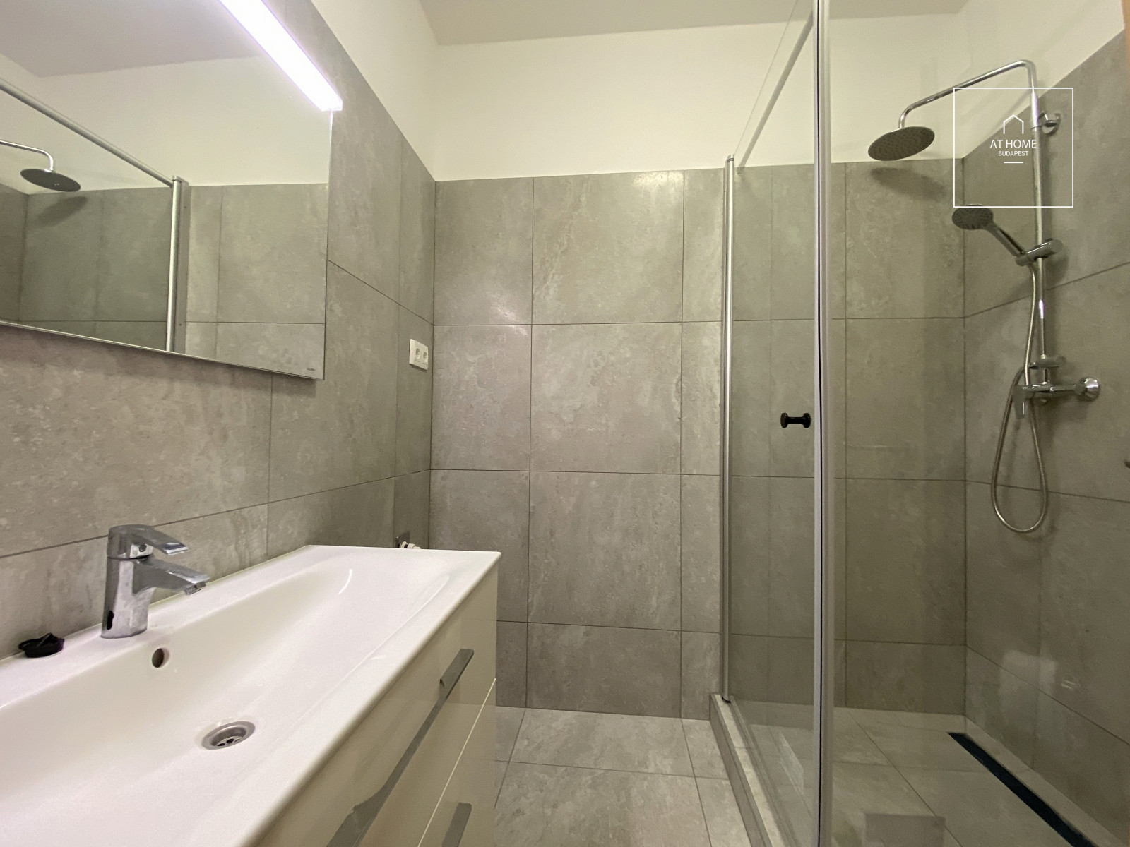 Refurbished 3 bedroom apartment close to MOM Park