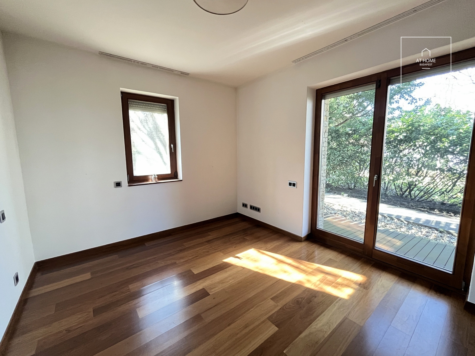 Four-bedroom ground-floor apartment with a 30 sqm panoramic terrace in Budapest’s 12th district