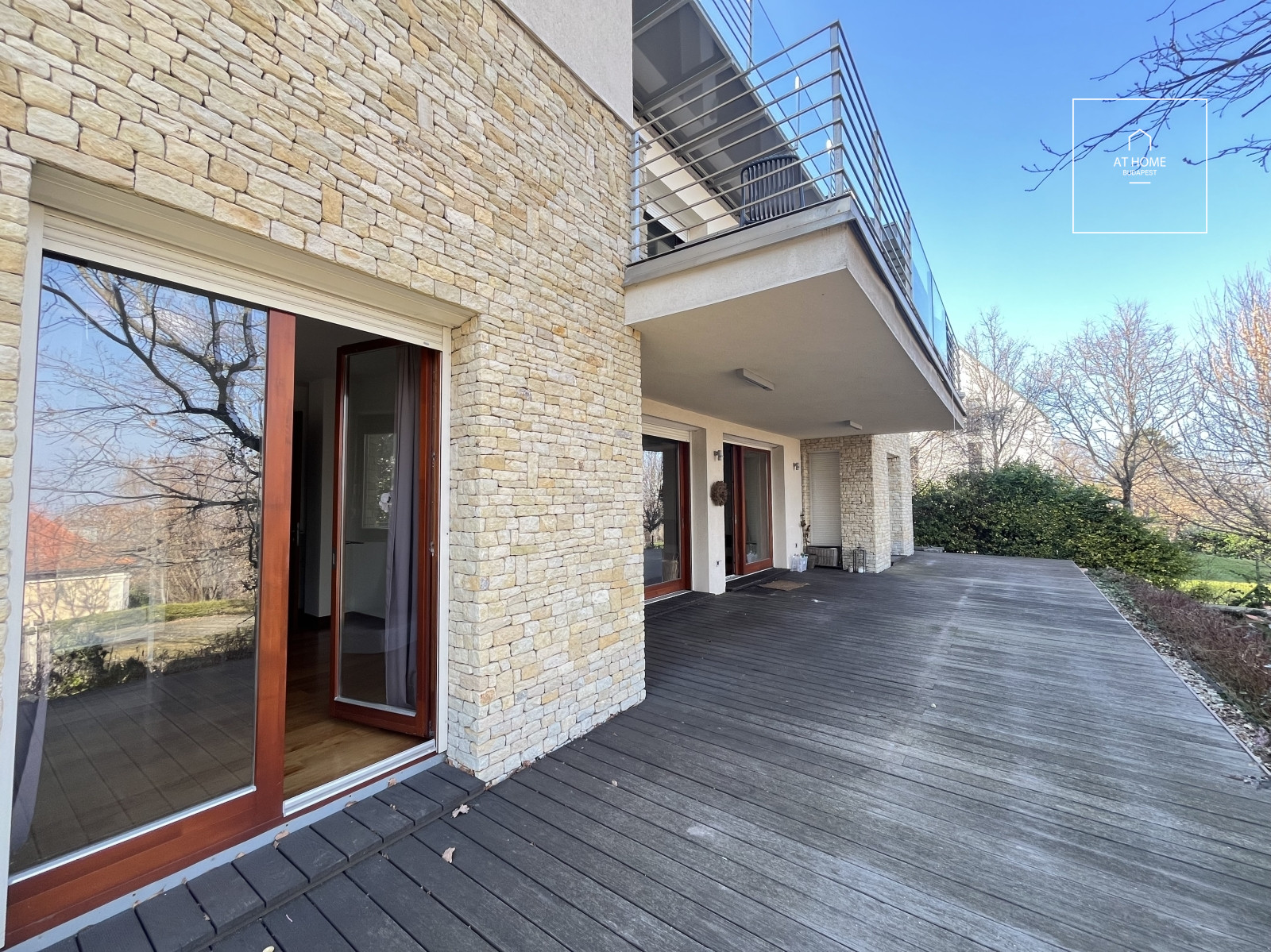 Four-bedroom ground-floor apartment with a 30 sqm panoramic terrace in Budapest’s 12th district