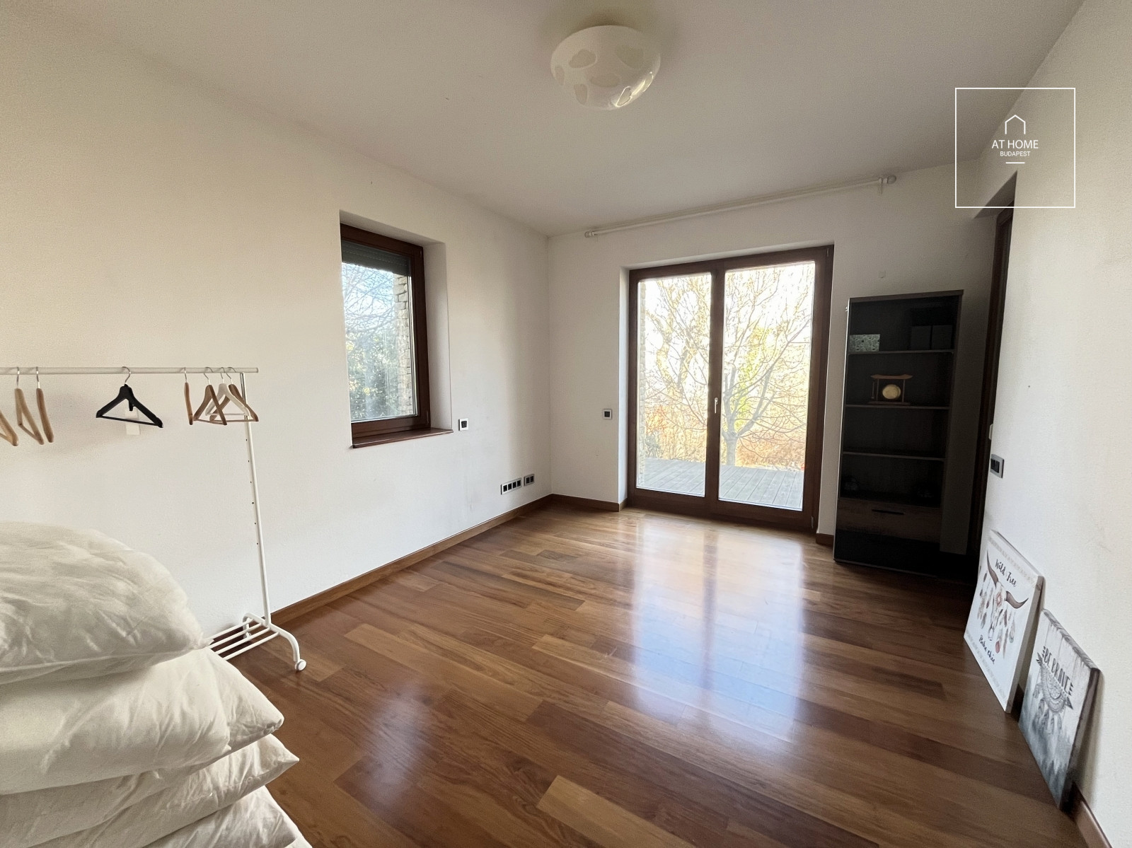 Négy hálószobás földszinti lakás 30nm-es panorámás terasszal a XII. kerületben