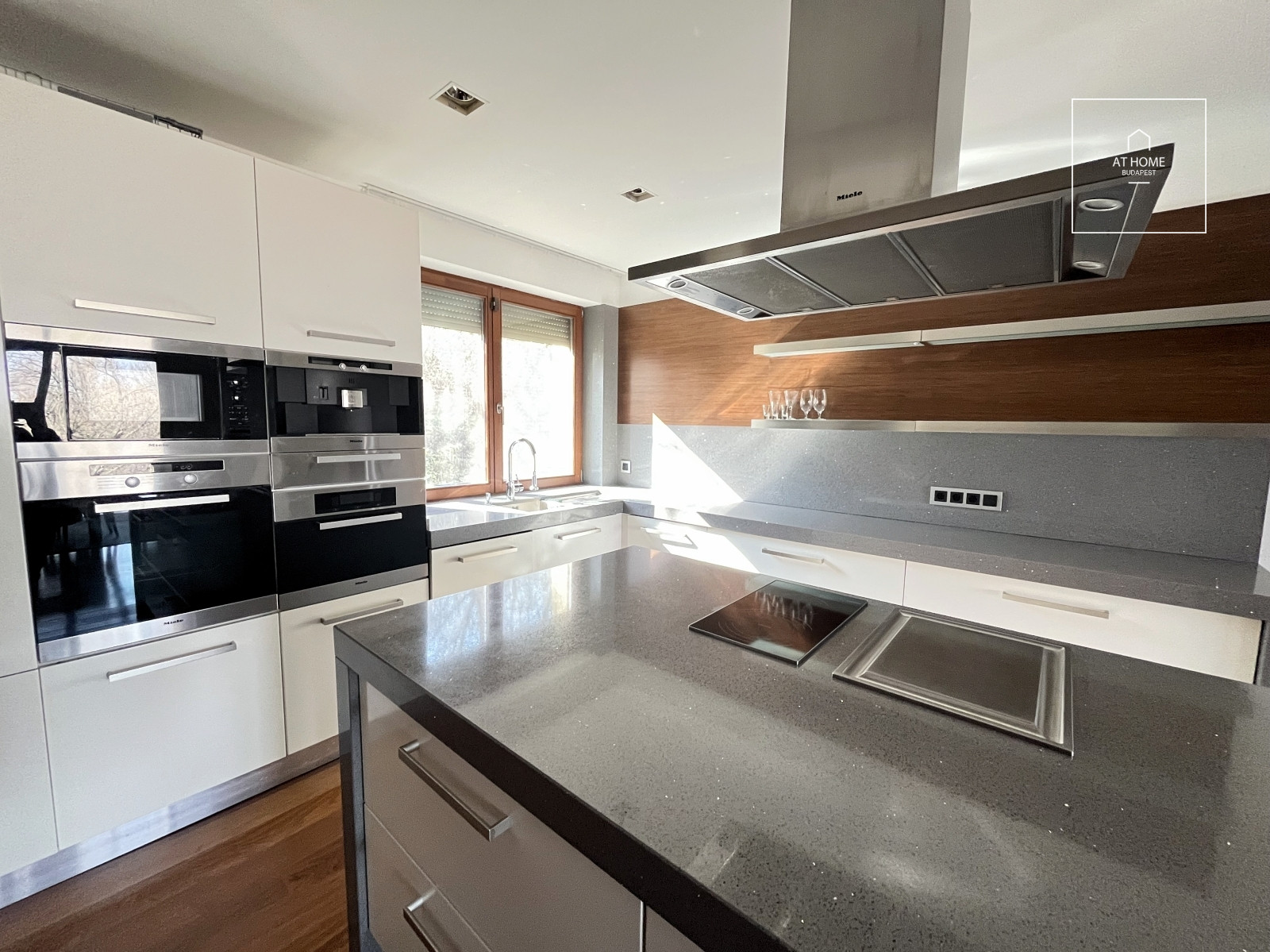 Four-bedroom ground-floor apartment with a 30 sqm panoramic terrace in Budapest’s 12th district